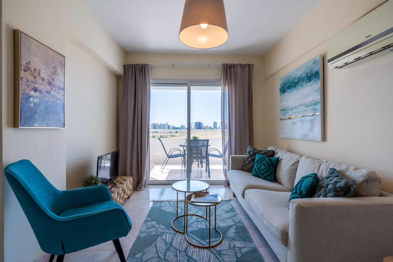 Sunny 2-Br Apartment In Mackenzie Larnaca Ngoại thất bức ảnh