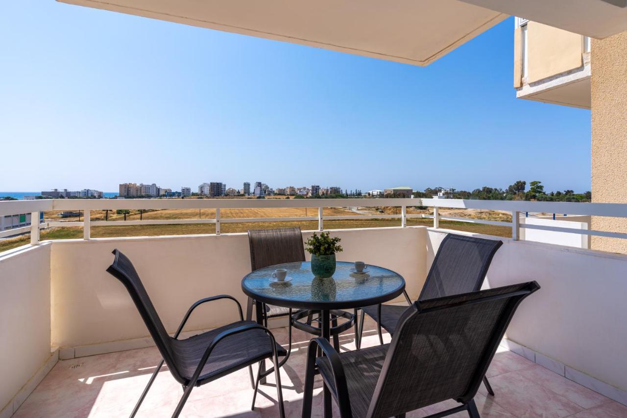 Sunny 2-Br Apartment In Mackenzie Larnaca Ngoại thất bức ảnh